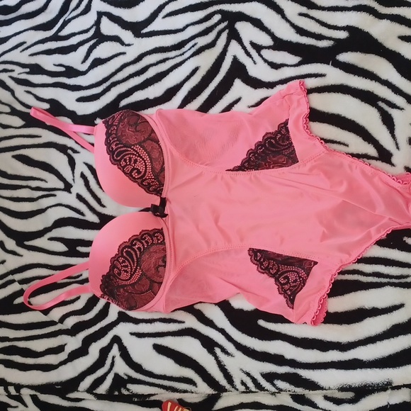 Lingerie - Picture 1 of 5